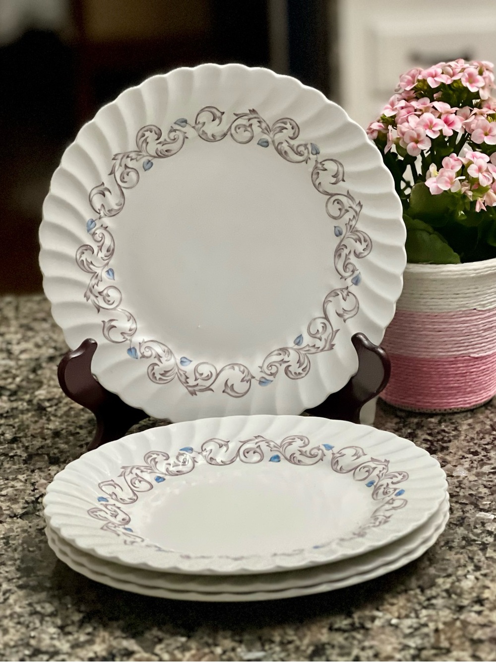 Encore Jeans White Dinner Plates with Scalloped Edge and Blue Accent
